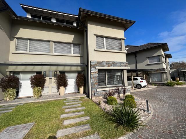 Casa · 232m² · 5 Ambientes · 2 Cocheras