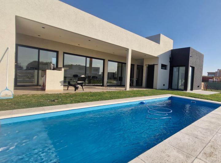 Casa · 150m² · 3 Ambientes · 2 Cocheras