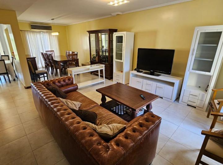 Casa · 224m² · 7 Ambientes · 2 Cocheras