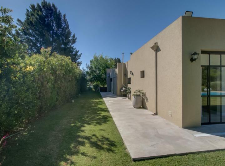 Casa · 293m² · 6 Ambientes · 2 Cocheras