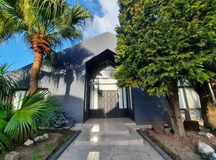 Casa · 250m² · 5 Ambientes · 3 Cocheras