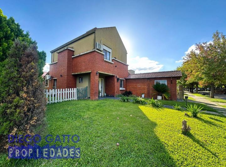 Casa · 230m² · 5 Ambientes · 2 Cocheras
