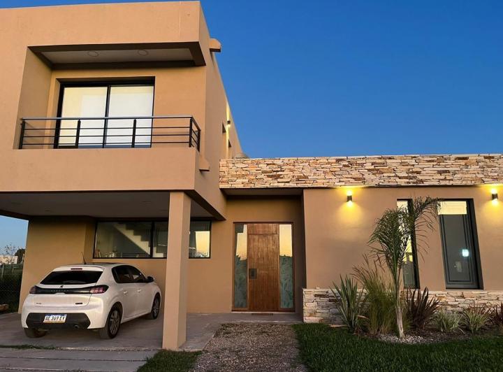 Casa · 220m² · 4 Ambientes · 1 Cochera