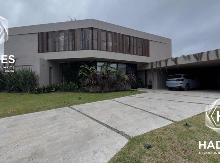 Casa · 420m² · 4 Ambientes · 2 Cocheras
