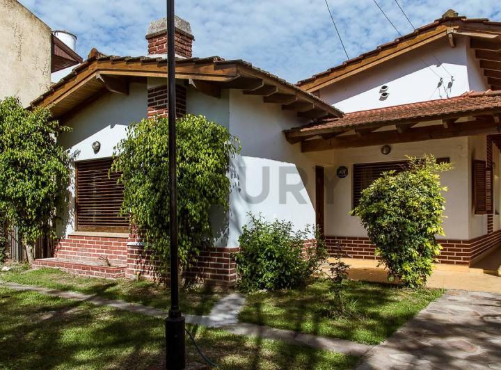 Casa · 210m² · 6 Ambientes · 1 Cochera