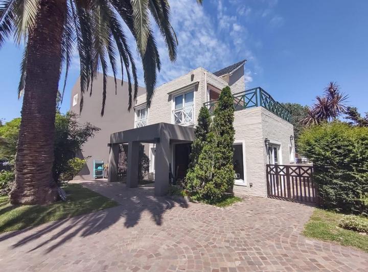 Casa · 300m² · 5 Ambientes · 3 Cocheras