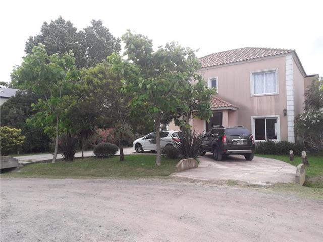 Casa · 180m² · 4 Ambientes · 6 Cocheras