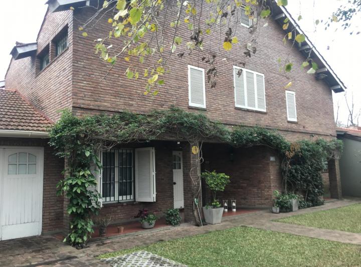 Casa · 350m² · 5 Ambientes · 2 Cocheras
