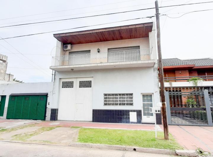Casa · 170m² · 4 Ambientes · 3 Cocheras