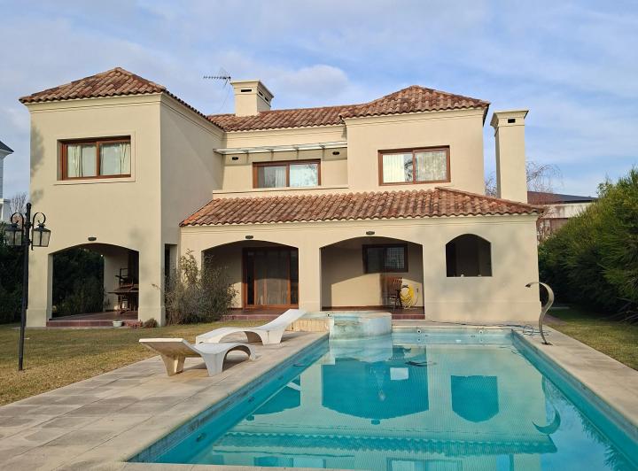 Casa · 210m² · 5 Ambientes · 1 Cochera