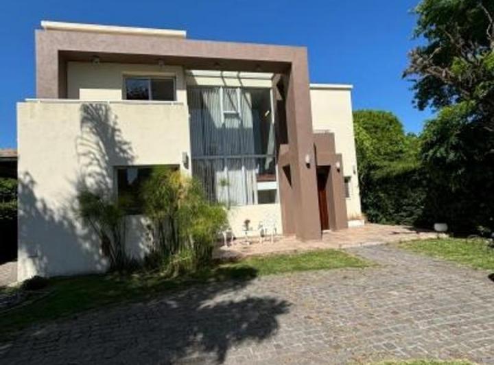 Casa · 220m² · 4 Ambientes · 3 Cocheras