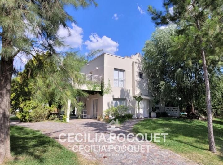 Casa · 230m² · 4 Ambientes · 1 Cochera