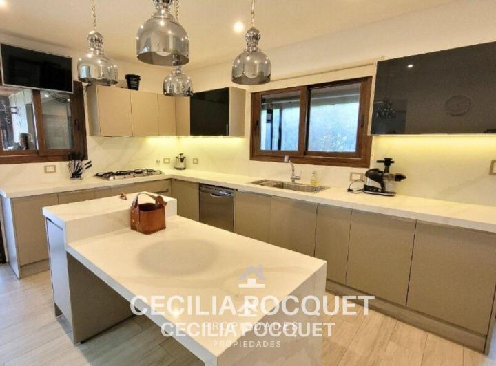 Casa · 236m² · 5 Ambientes · 2 Cocheras