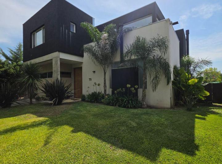 Casa · 270m² · 5 Ambientes · 2 Cocheras