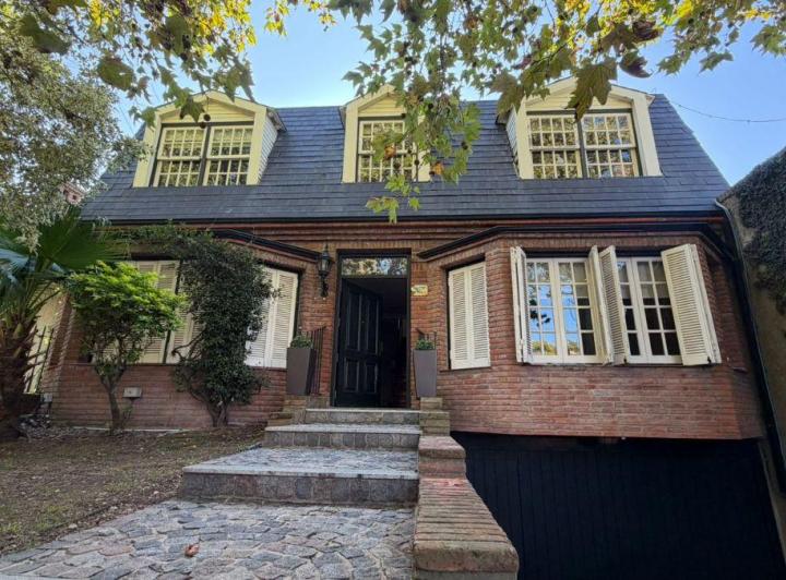 Casa · 310m² · 5 Ambientes · 1 Cochera