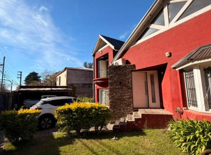 Casa · 260m² · 5 Ambientes · 2 Cocheras