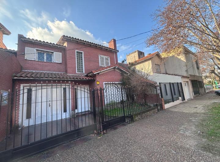 Casa · 170m² · 4 Ambientes · 2 Cocheras