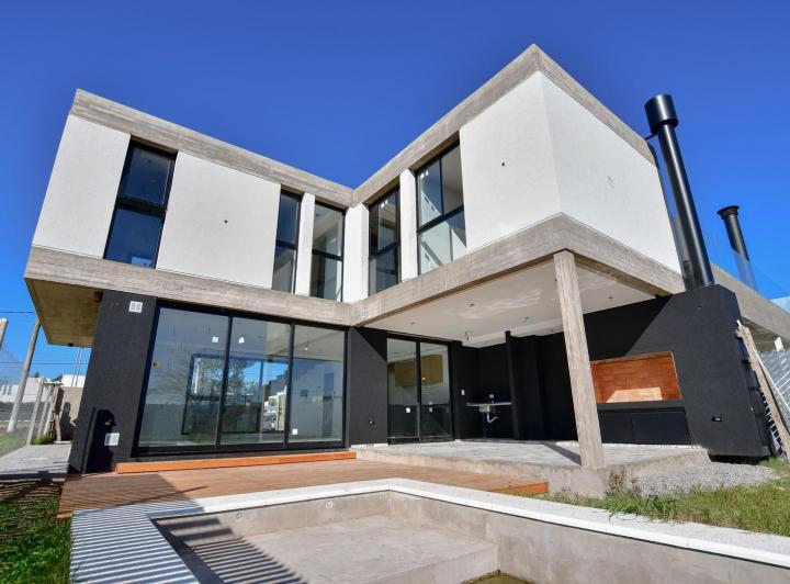 Casa · 139m² · 4 Ambientes · 2 Cocheras