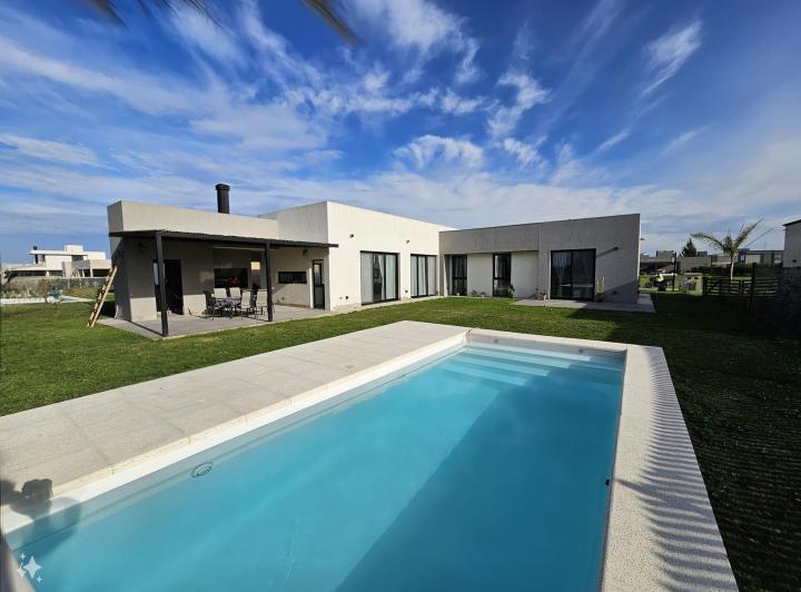 Casa · 707m² · 4 Ambientes · 2 Cocheras
