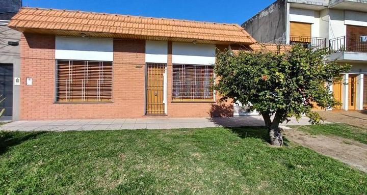 Casa · 82m² · 3 Ambientes · 1 Cochera