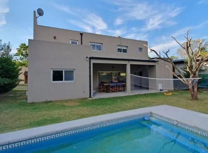 Casa · 396m² · 4 Ambientes · 2 Cocheras