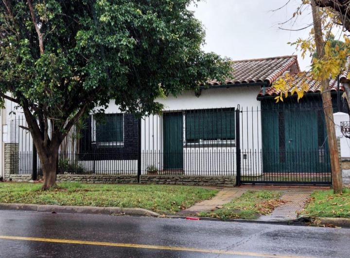 Casa · 75m² · 4 Ambientes · 2 Cocheras