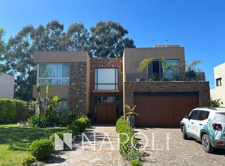 Casa · 510m² · 8 Ambientes · 2 Cocheras