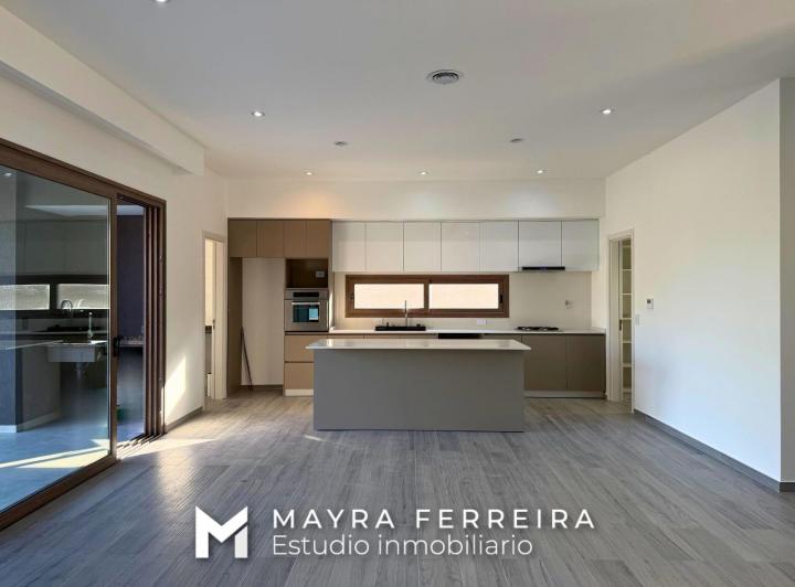 Casa · 173m² · 4 Ambientes · 4 Cocheras