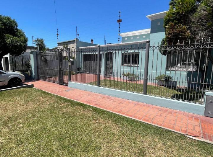 Casa · 195m² · 3 Ambientes · 4 Cocheras