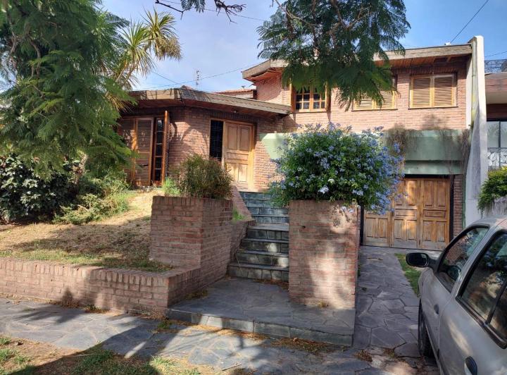 Casa · 220m² · 4 Ambientes · 4 Cocheras