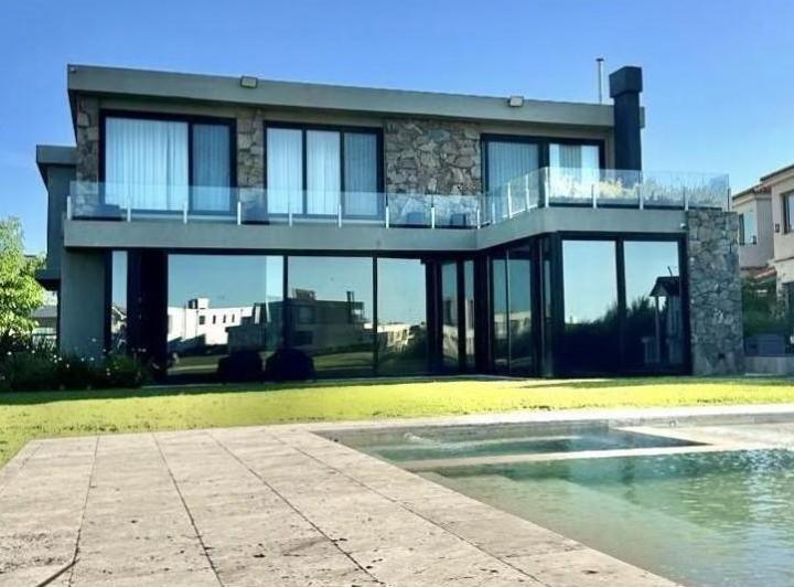 Casa · 450m² · 5 Ambientes · 2 Cocheras