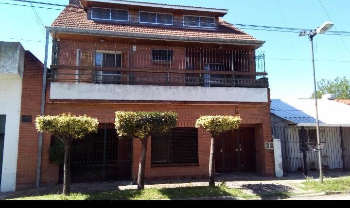 Casa · 240m² · 5 Ambientes · 1 Cochera