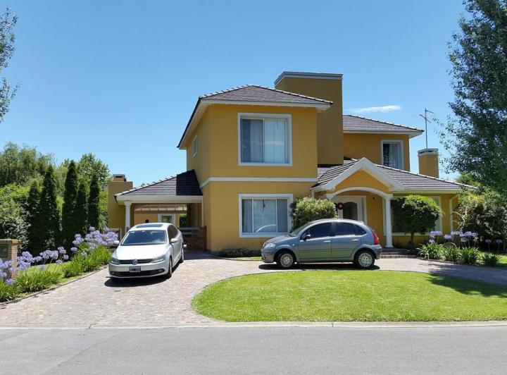 Casa · 216m² · 5 Ambientes · 2 Cocheras