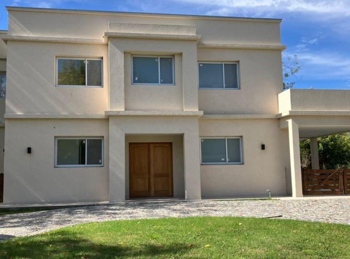 Casa · 723m² · 4 Ambientes · 1 Cochera