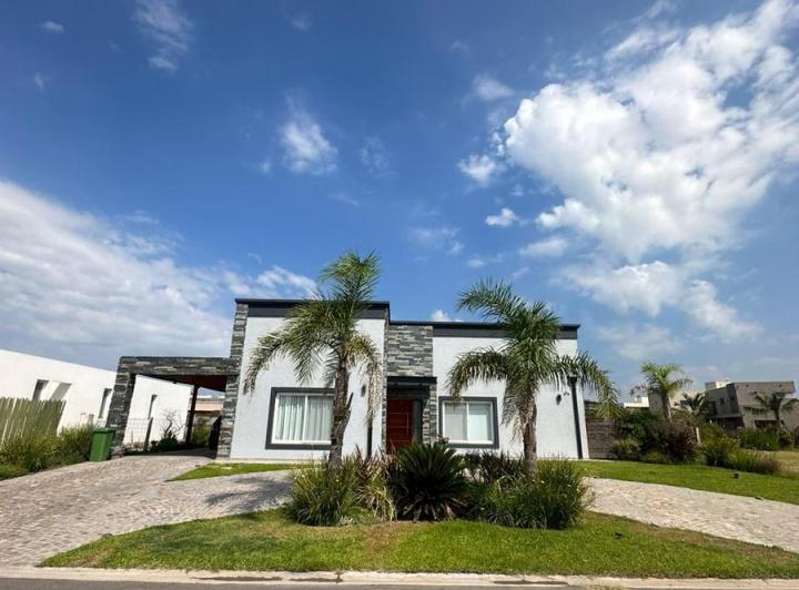 Casa · 160m² · 4 Ambientes · 2 Cocheras