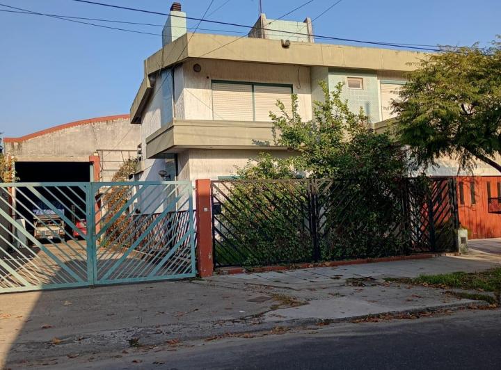 Casa · 400m² · 3 Dormitorios · 1 Cochera