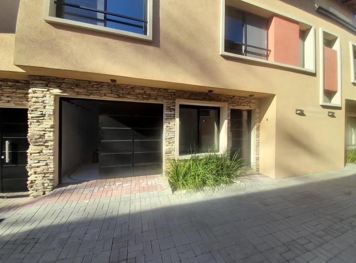 Casa · 1m² · 4 Ambientes · 1 Cochera