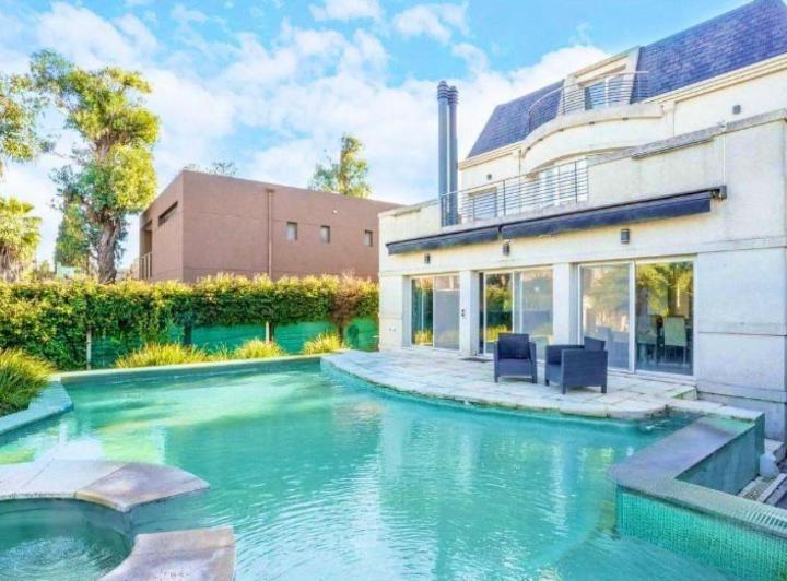 Casa · 720m² · 7 Ambientes · 4 Cocheras