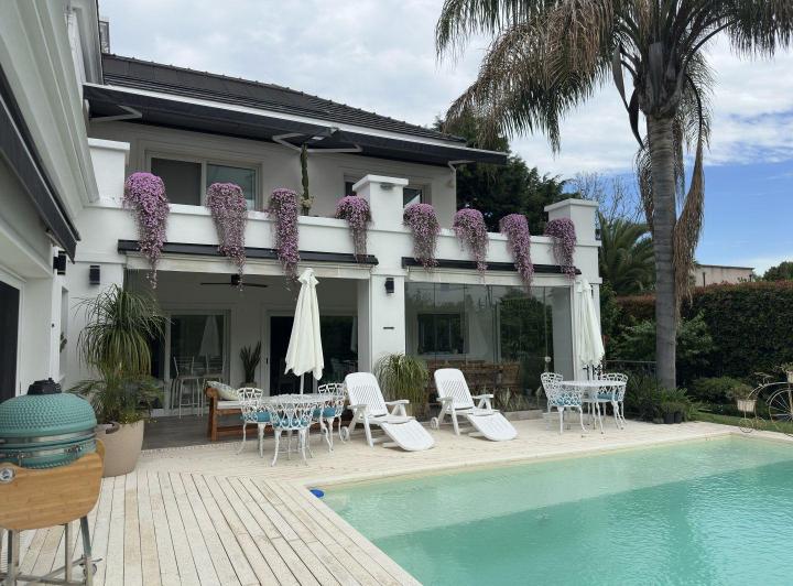 Casa · 360m² · 5 Ambientes · 4 Cocheras