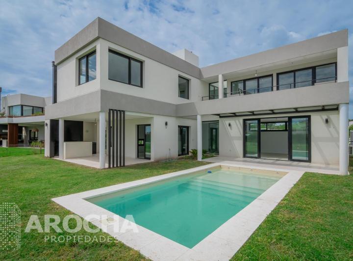 Casa · 257m² · 4 Ambientes · 3 Cocheras