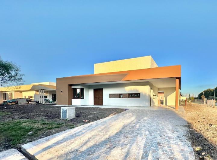 Casa · 233m² · 5 Ambientes · 2 Cocheras