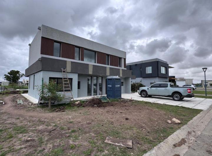 Casa · 180m² · 5 Ambientes · 2 Cocheras