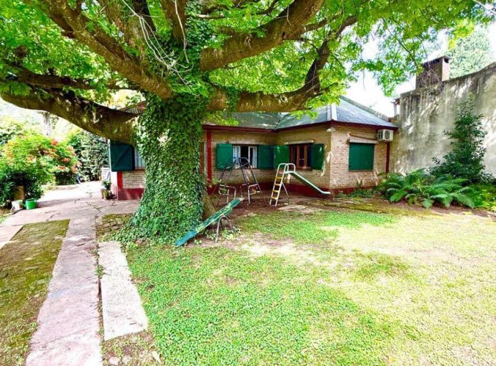 Casa · 130m² · 4 Ambientes · 3 Cocheras