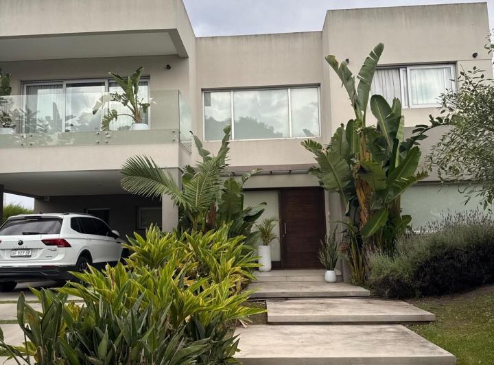 Casa · 242m² · 5 Ambientes · 1 Cochera