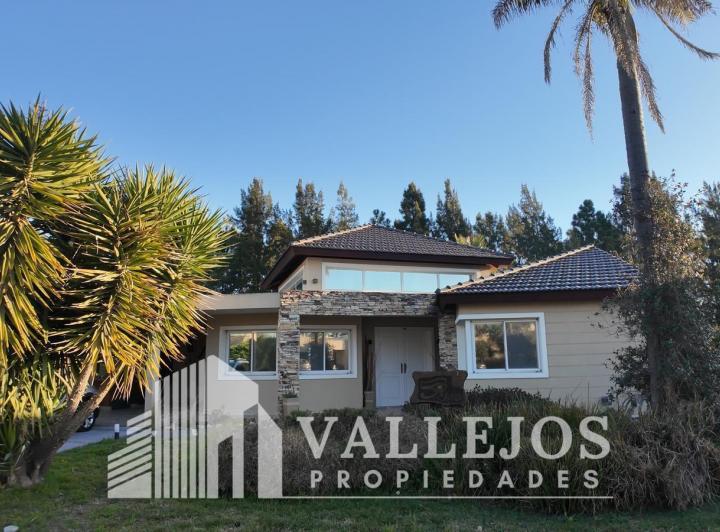 Casa · 232m² · 5 Ambientes · 1 Cochera