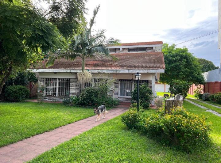 Casa · 200m² · 4 Ambientes · 3 Cocheras