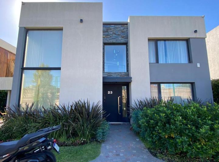 Casa · 279m² · 5 Ambientes · 5 Cocheras