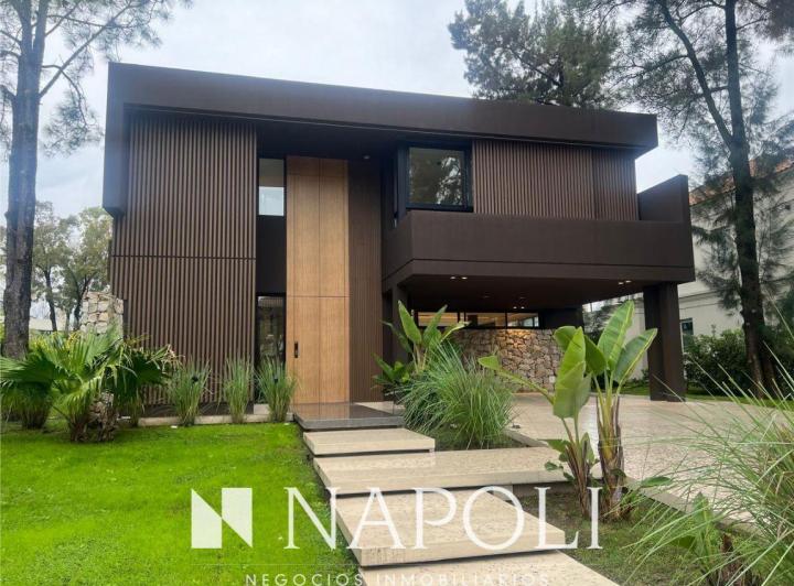 Casa · 370m² · 6 Ambientes · 2 Cocheras