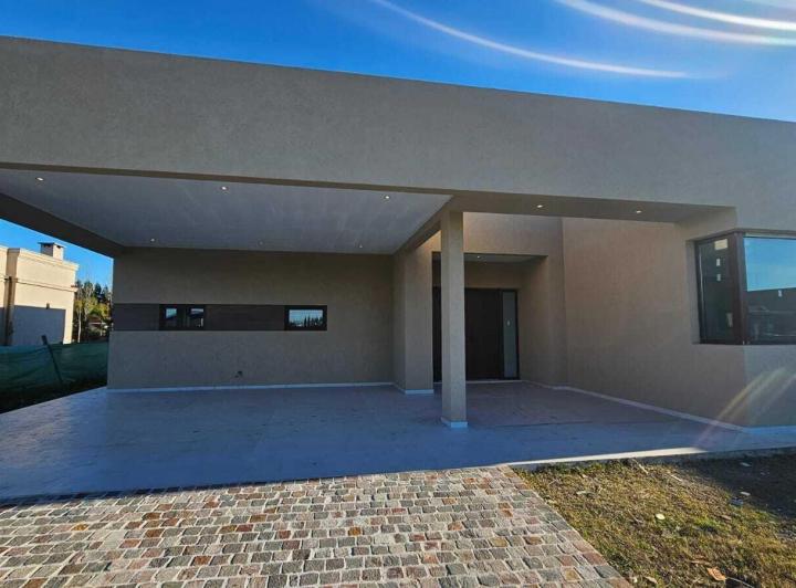 Casa · 206m² · 5 Ambientes · 4 Cocheras