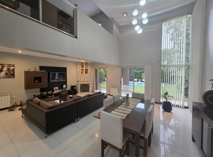 Casa · 210m² · 5 Ambientes · 2 Cocheras